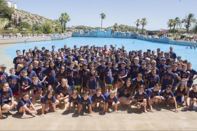 Alberto Abalde visita el Campus de Verano de Valencia Basket