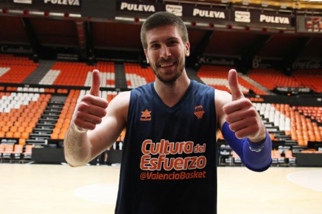 Iván Buva ya luce como jugador del Valencia Basket