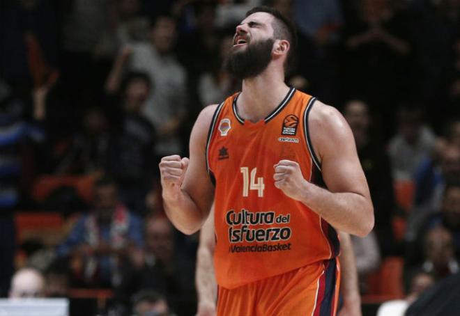 Bojan celebra en un partido.