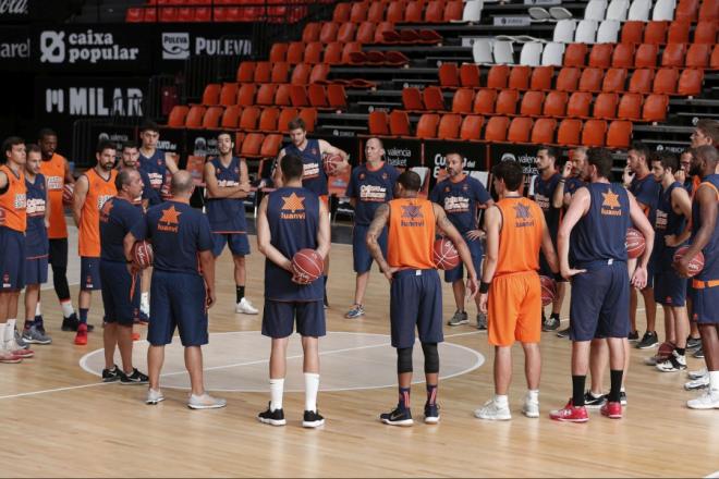 Catorce jugadores en el primer entrenamiento