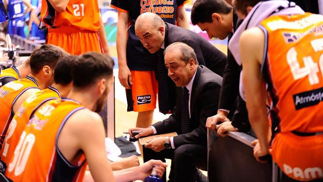 Vidorreta indica a sus jugadores en un tiempo muerto (ACB Photo/M. González)