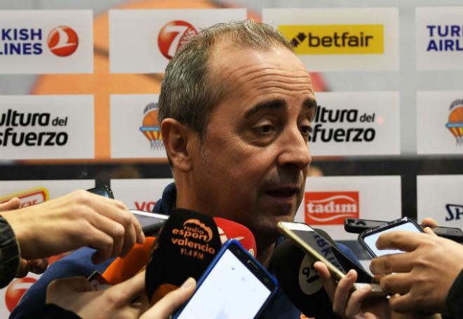 El técnico del Valencia Basket atiende a los medios.