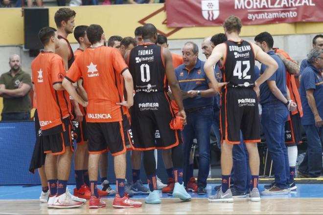 Txus Vidorreta alecciona a sus jugadores. (Foto: ACB)