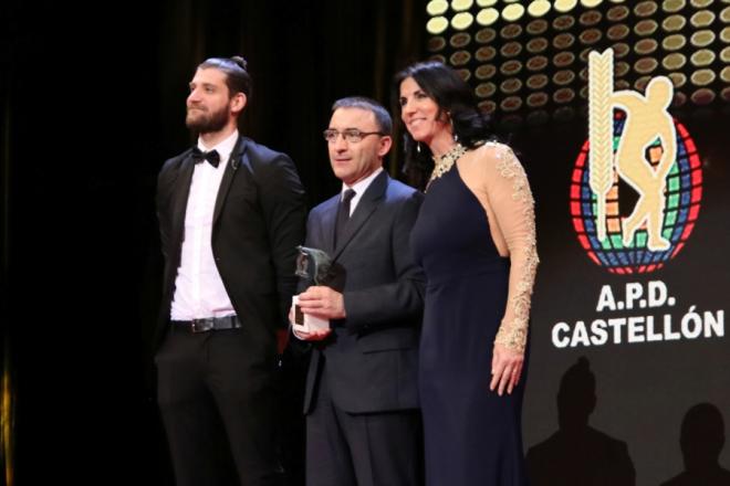 Antoine Diot y Chechu Mulero recogiendo ayer el premio