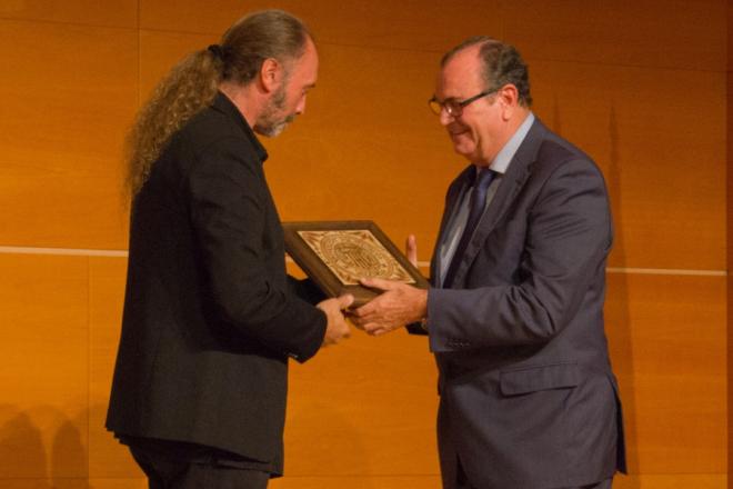 Vicente Solà recibe el galardón.