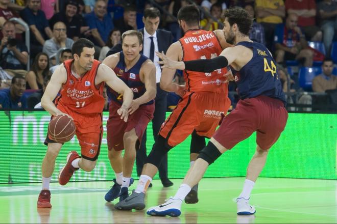 Rafa Martínez lucha en el segundo partido de la serie. (Foto: ACB)