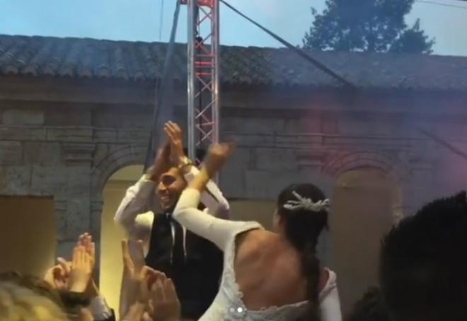 Rubén Rochina aplaude subido a hombros durante su boda.