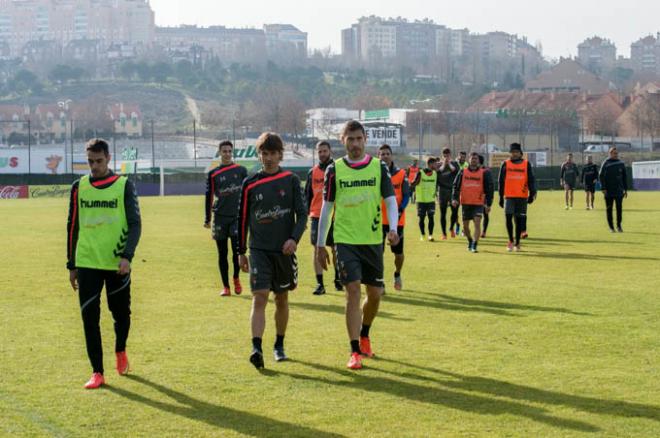 Los jugadores pucelanos se retiran tras el entrenamiento realizado este miércoles. | Andrés Domingo