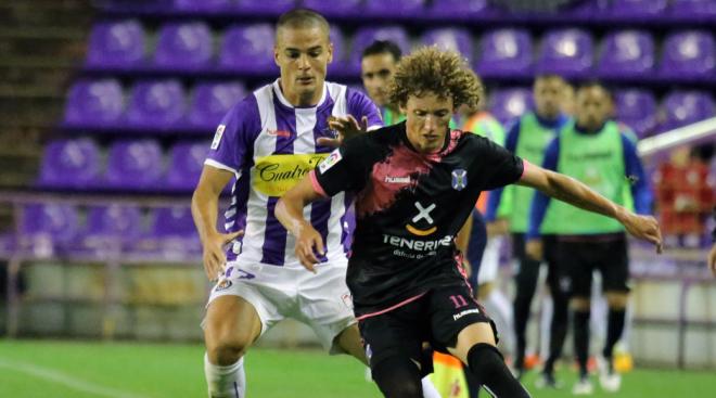 Carlos Peña y Maxi Pérez disputan un balón en la última visita del Tenerife a Valladolid.
