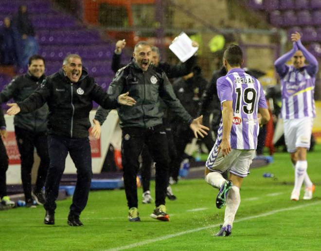 Paco Herrera celebra con Jordán su gol al Sevilla Atco.