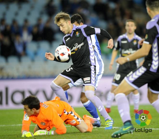 Rafa López se lleva la pelota en un ataque de la Real.