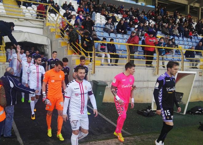 Los jugadores de la Cultural y del Pucela saltan al campo.