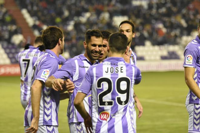 Varios jugadores celebran un gol al Mirandés.
