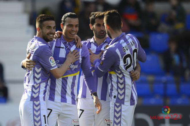Jugadores del Real Valladolid celebran uno de los goles en Murcia.