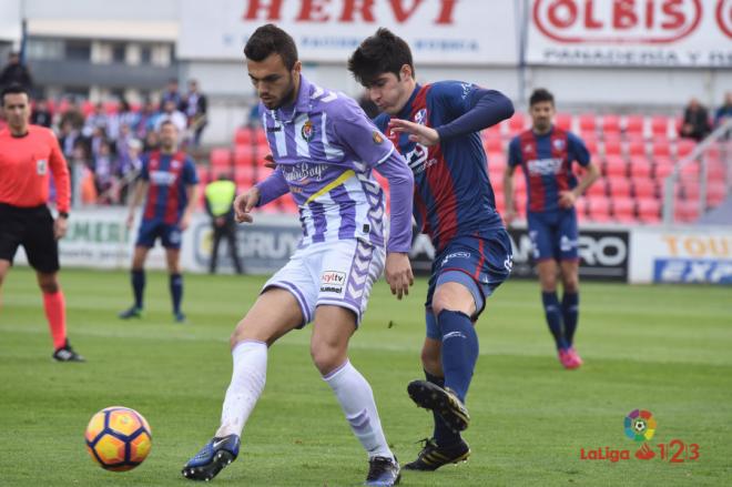 Joan Jordán recibe la pelota en El Alcoraz ante el Huesca.
