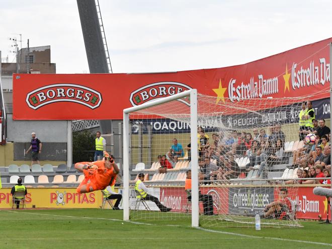 Becerra no puede evitar el segundo gol (Foto: Laia Solanellas).