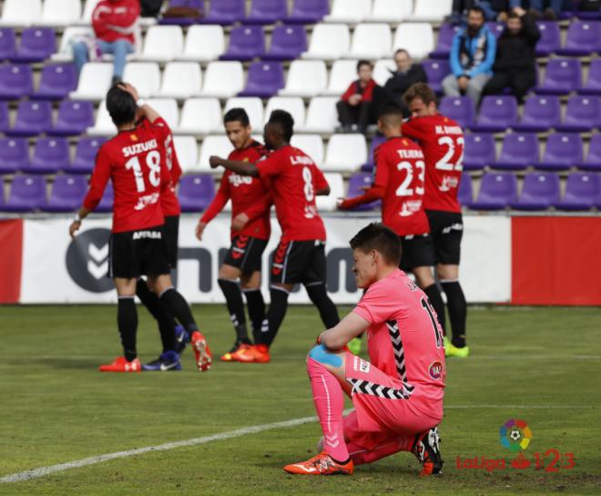 Isaac Becerra, tras encajar un gol ante el Gimnàstic de Tarragona (Foto: LaLiga).