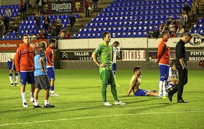 Los jugadores del Zaragoza lamentan la derrota en Palamós.