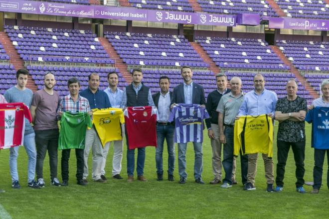 Suárez y Gómez posan con representantes del fútbol base.