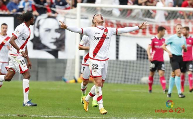 Raúl de Tomás celebra un gol con el Rayo.