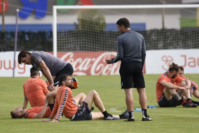 Ribera habla con Míchel en la sesión (Foto: A. Domingo).