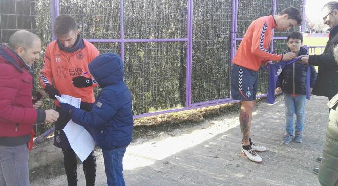 Sergio Marcos y Jaime Mata firma autográfos tras la sesión.