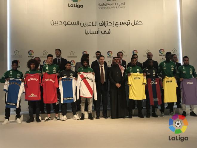 Los jugadores posan en Arabia Saudí con los presidentes de los clubes.