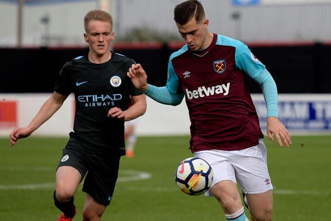 Antonio Martínez, con la camiseta del West Ham United.