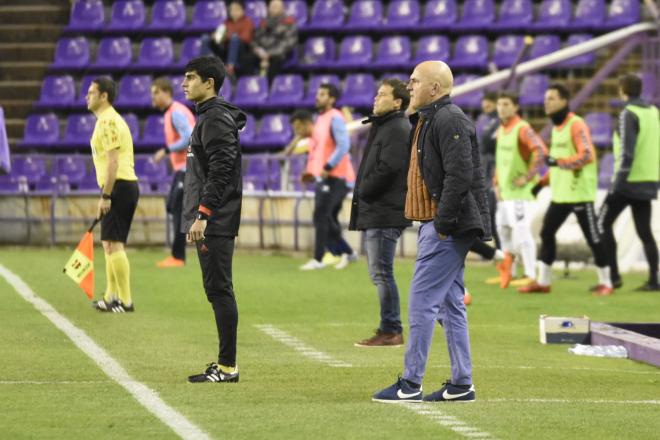 Luis César sigue atentamente el encuentro (Foto: A. Domingo).