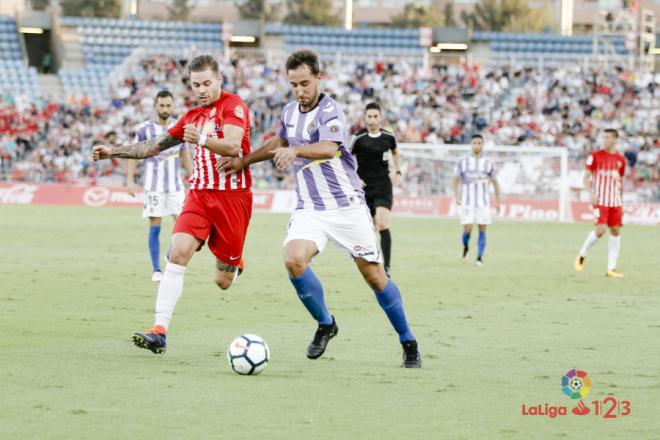 Bikandi Garrido sigue una jugada de Ángel en Almería.