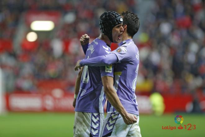 Los jugadores del Pucela se abrazan en Gijón.