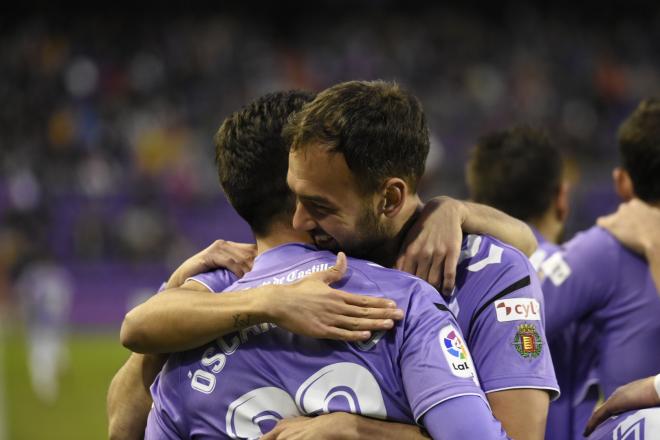 Deivid se abraza con Óscar Plano tras el gol.
