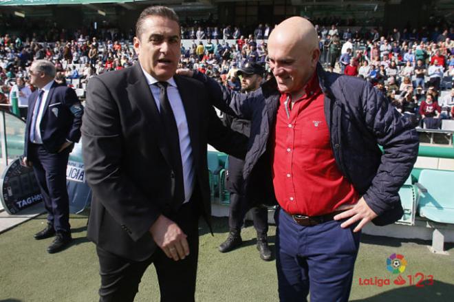 Luis César se saluda con Sandoval antes del partido en Córdoba.