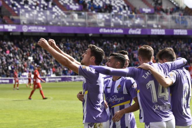 Los jugadores del Pucela celebran un gol al Almería.