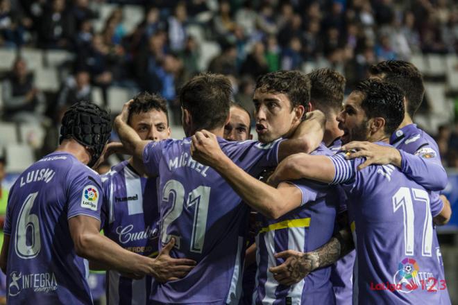 Los jugadores del Pucela se abrazan tras un gol en Oviedo.