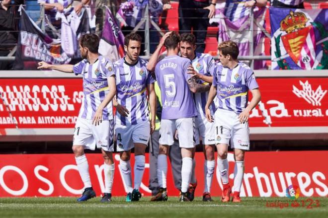 Los jugadores del Real Valladolid se abrazan tras un gol en Soria.