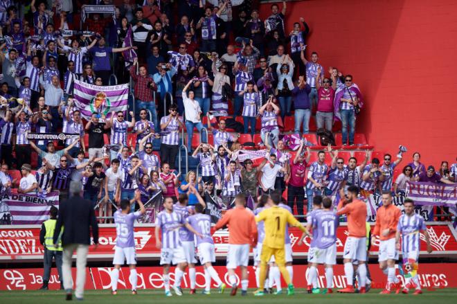 Los jugadores celebran la victoria en Soria con la afición.