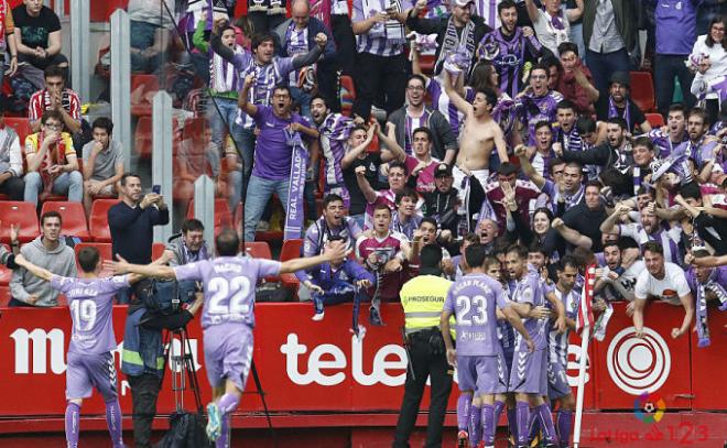 El Pucela celebra un gol en Gijón con la afición desplazada.