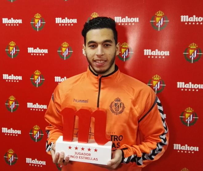 Anuar recibe el premio al mejor jugador del mes de enero.