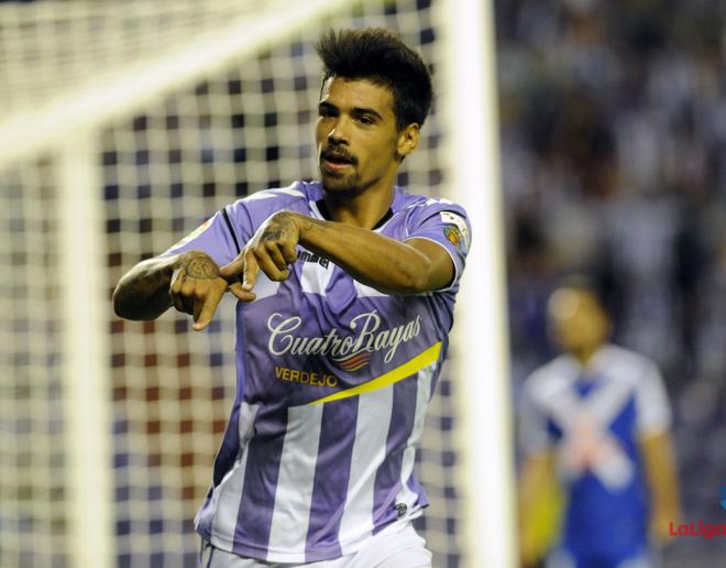 Ibán Salvador celebra su gol al CD Tenerife (Foto: LaLiga).