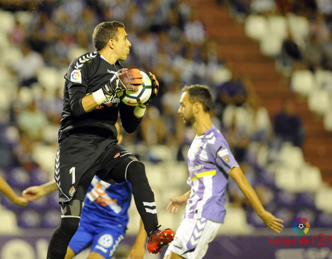 Jordi Masip atrapa un pelota ante el CD Tenerife.