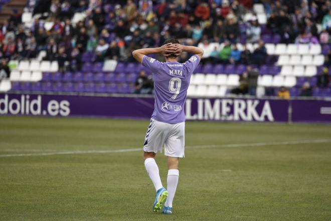 Mata se lamenta durante un partido.