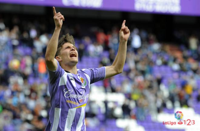 Toni celebra un gol con el Real Valladolid.
