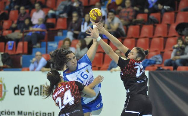 Valeska Lovera lanza a puerta ante el Canyamelar Valencia.