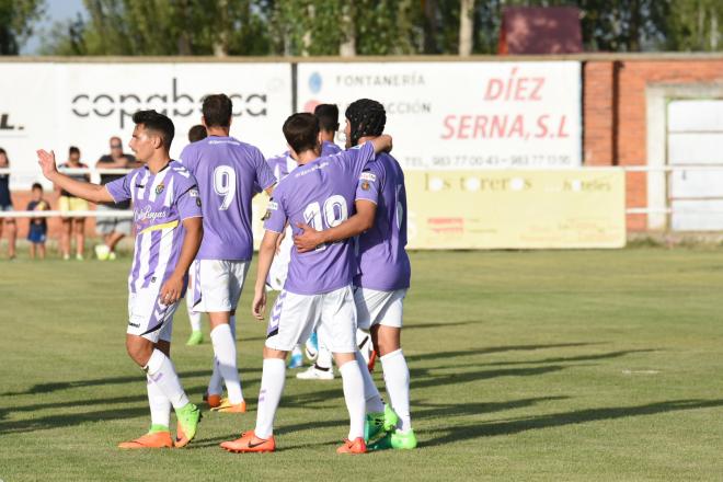 Los jugadores del Real Valladolid celebran un gol.