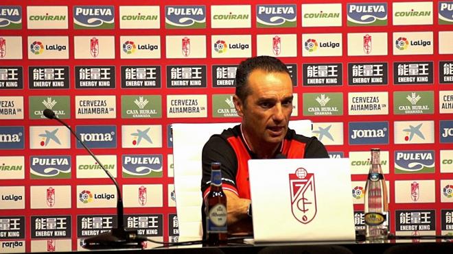 José Luis Oltra, durante una rueda de prensa (Foto: Granada CF).