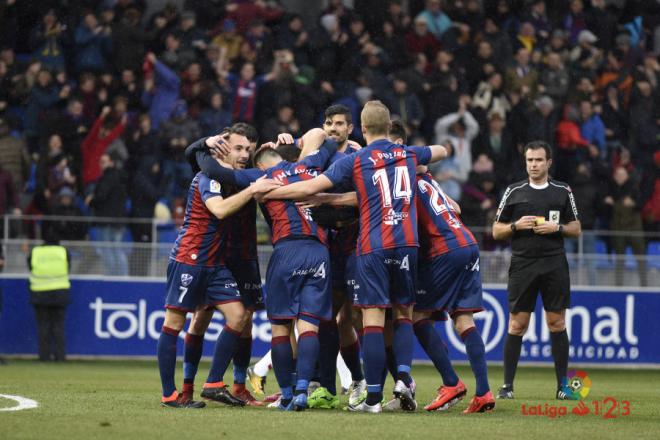 Los jugadores del Huesca celebran el gol de Jair.