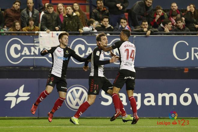 Los jugadores del Nàstic celebran el primer gol.