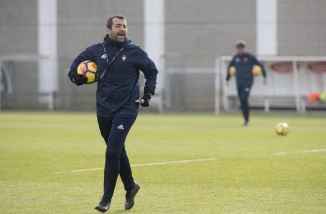 Diego Martínez, durante un entrenamiento de Osasuna.