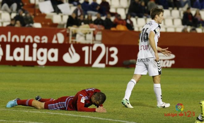 Un jugador del Real Zaragoza se lamenta en el suelo (Foto: LaLiga).